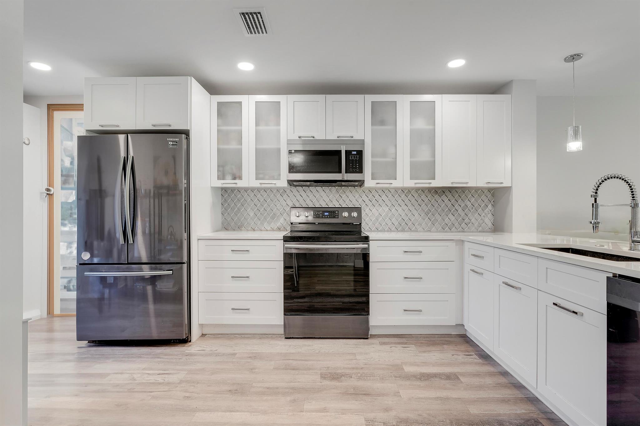 View photos, virtual tours, details... 20 Southport Lane E