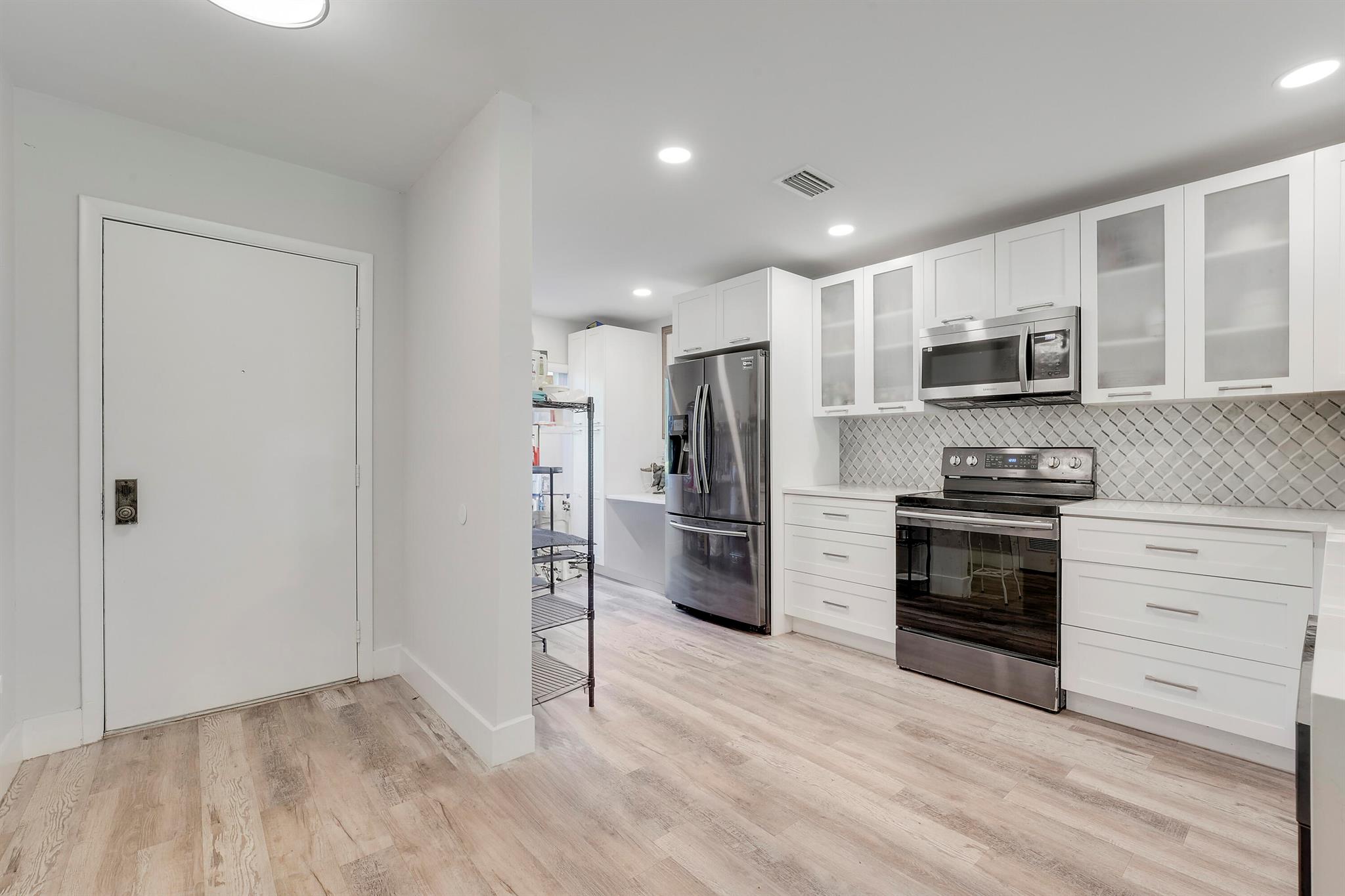 View photos, virtual tours, details... 20 Southport Lane E