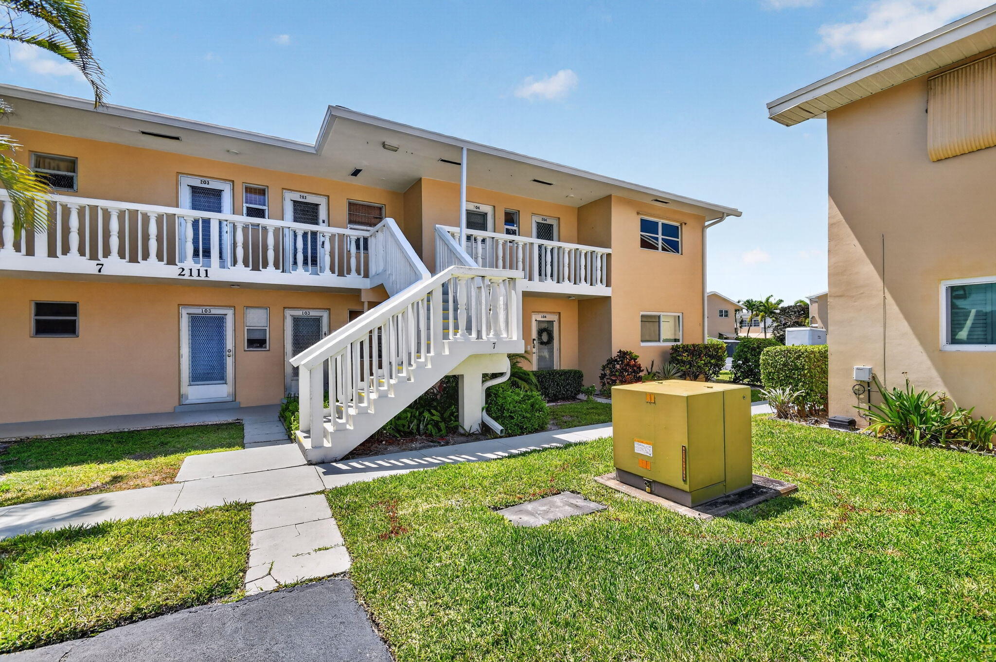 VILLAGE ROYALE CONDO 1 - Residential