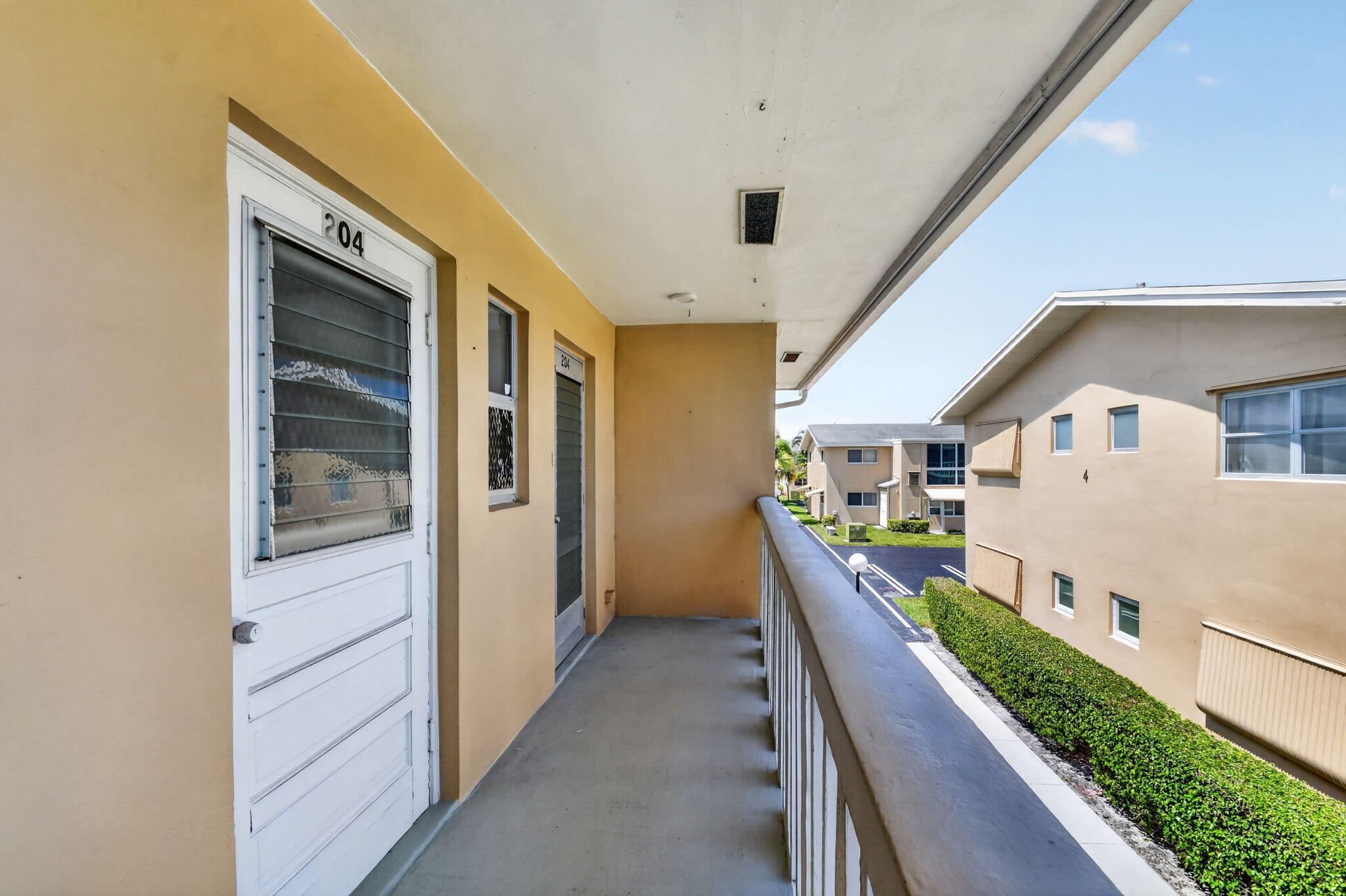 VILLAGE ROYALE CONDO 1 - Residential