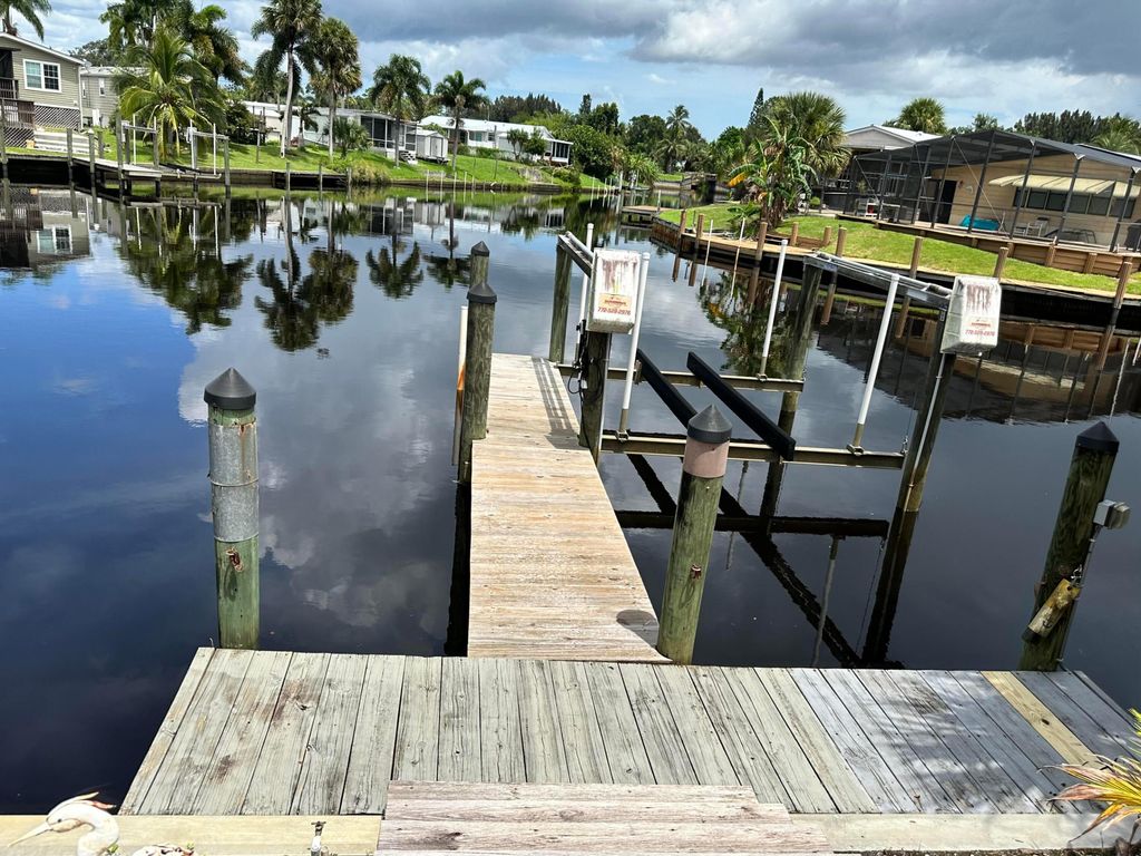Photo of 121 SE Paradise Place, Stuart, FL 34997 (MLS # R10939132)