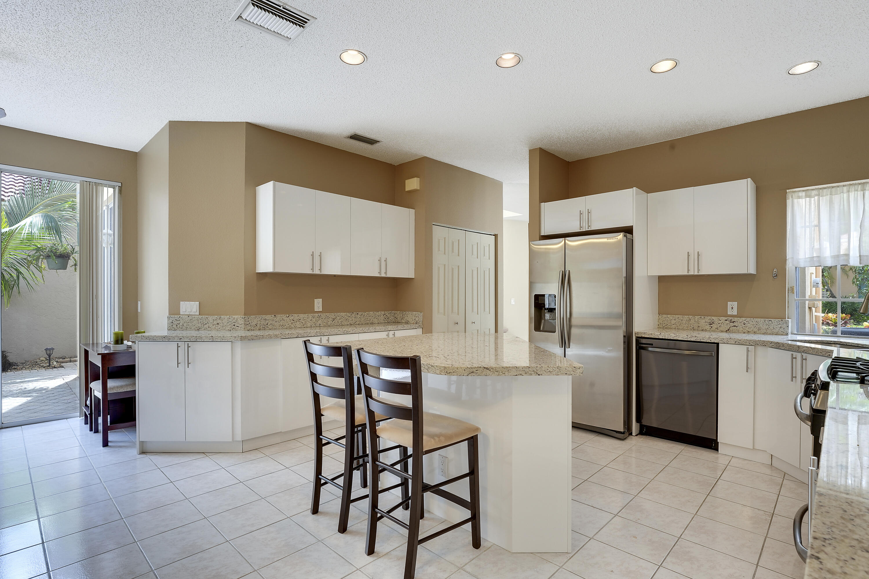 VILLA D ESTE - Residential Lease