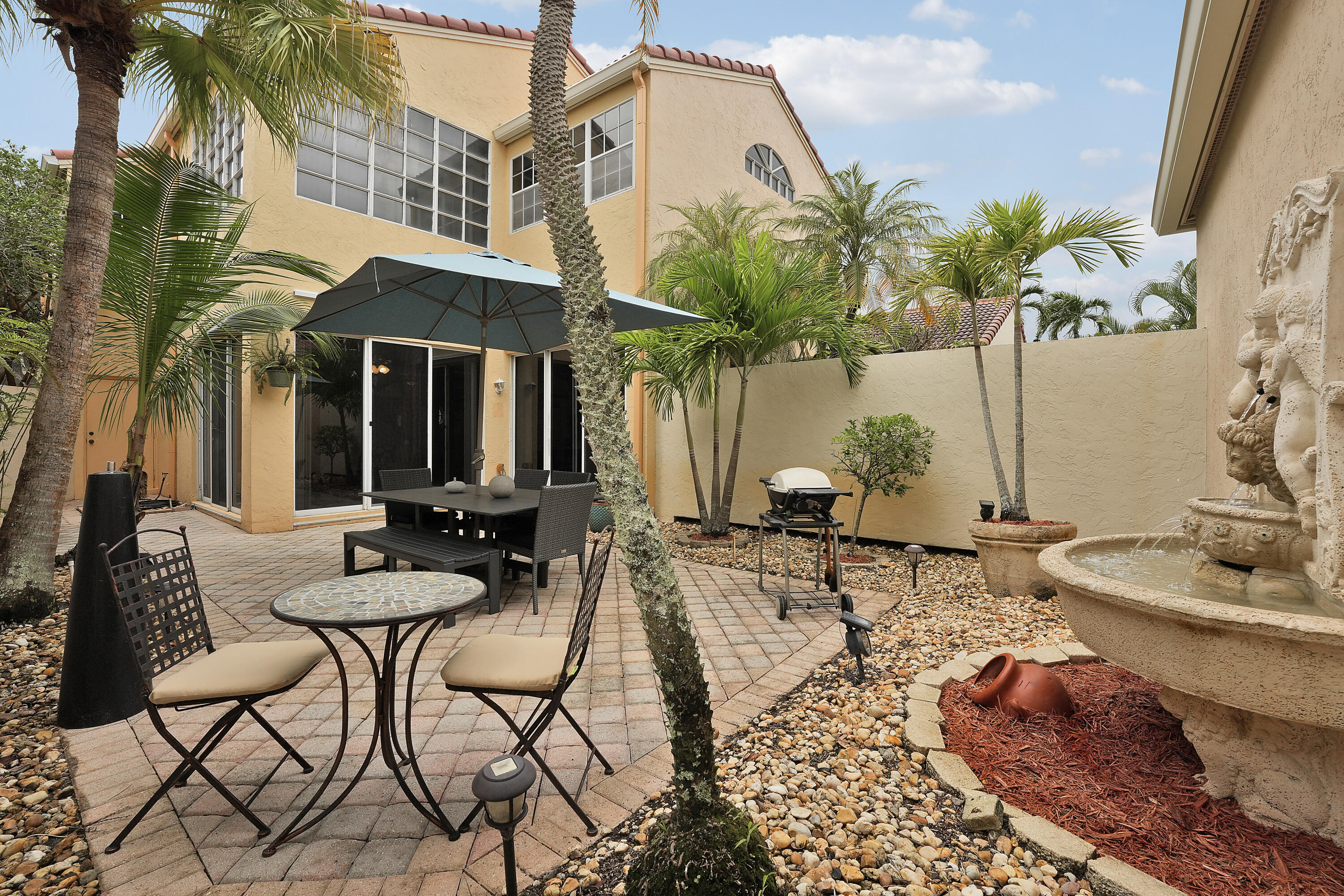 VILLA D ESTE - Residential Lease