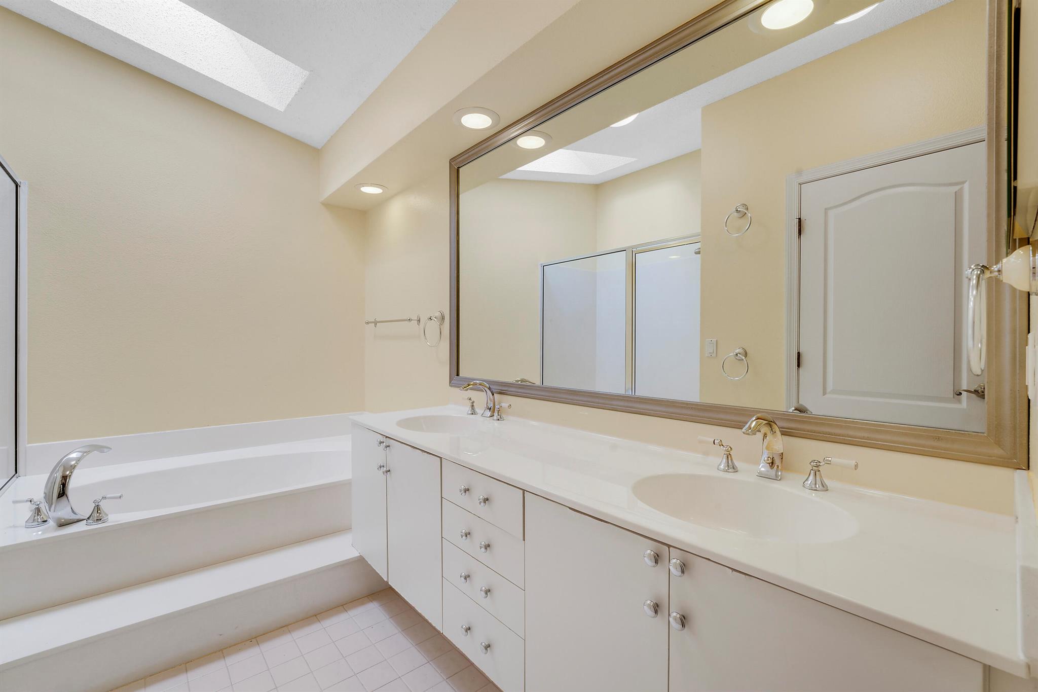 VILLA D ESTE - Residential Lease