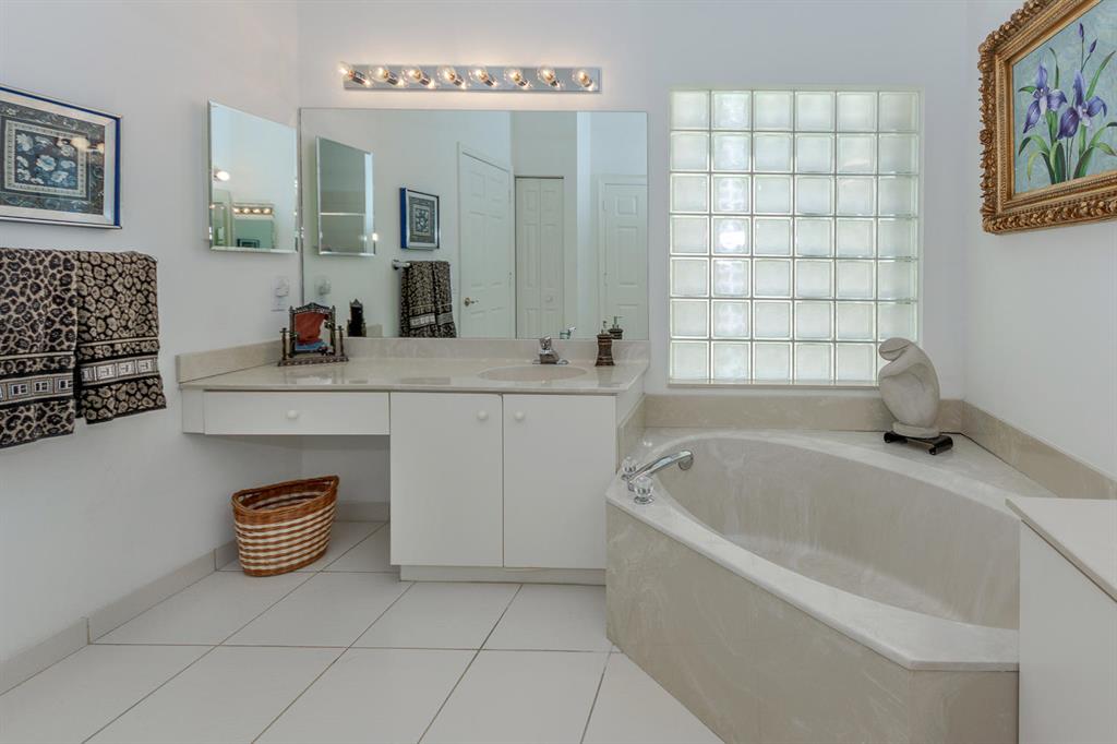 TWIN LAKES - Residential