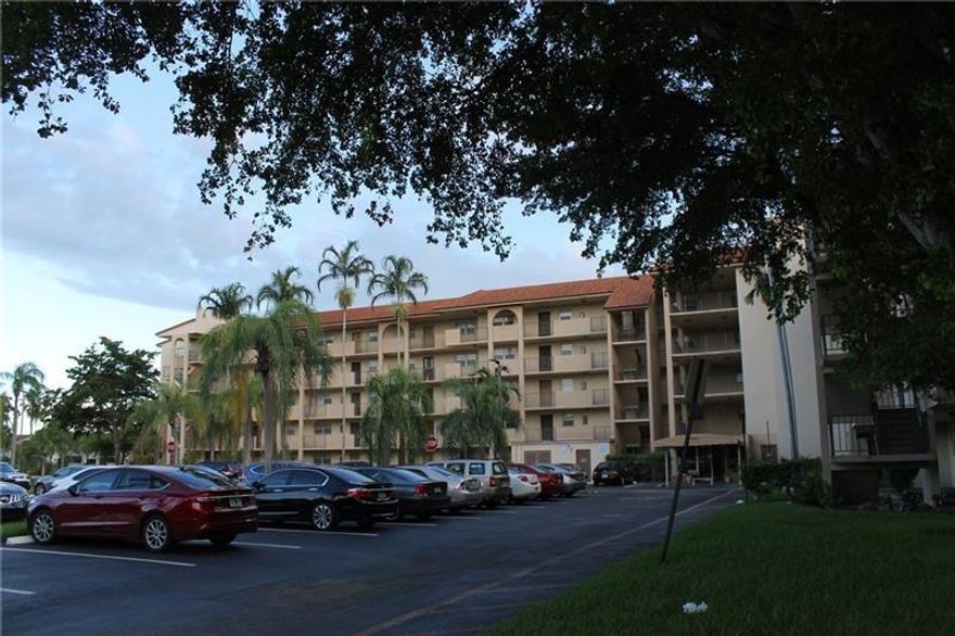 Nice interview and spacious 2/2 in great condition. newer kitchen and appliances. excellent sunrise location!
