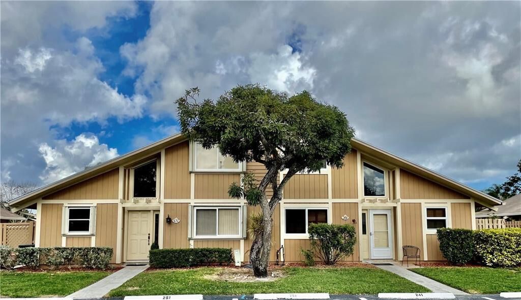 Photo of 251 Maplecrest Circle, Jupiter, FL 33458 (MLS # R10914498)