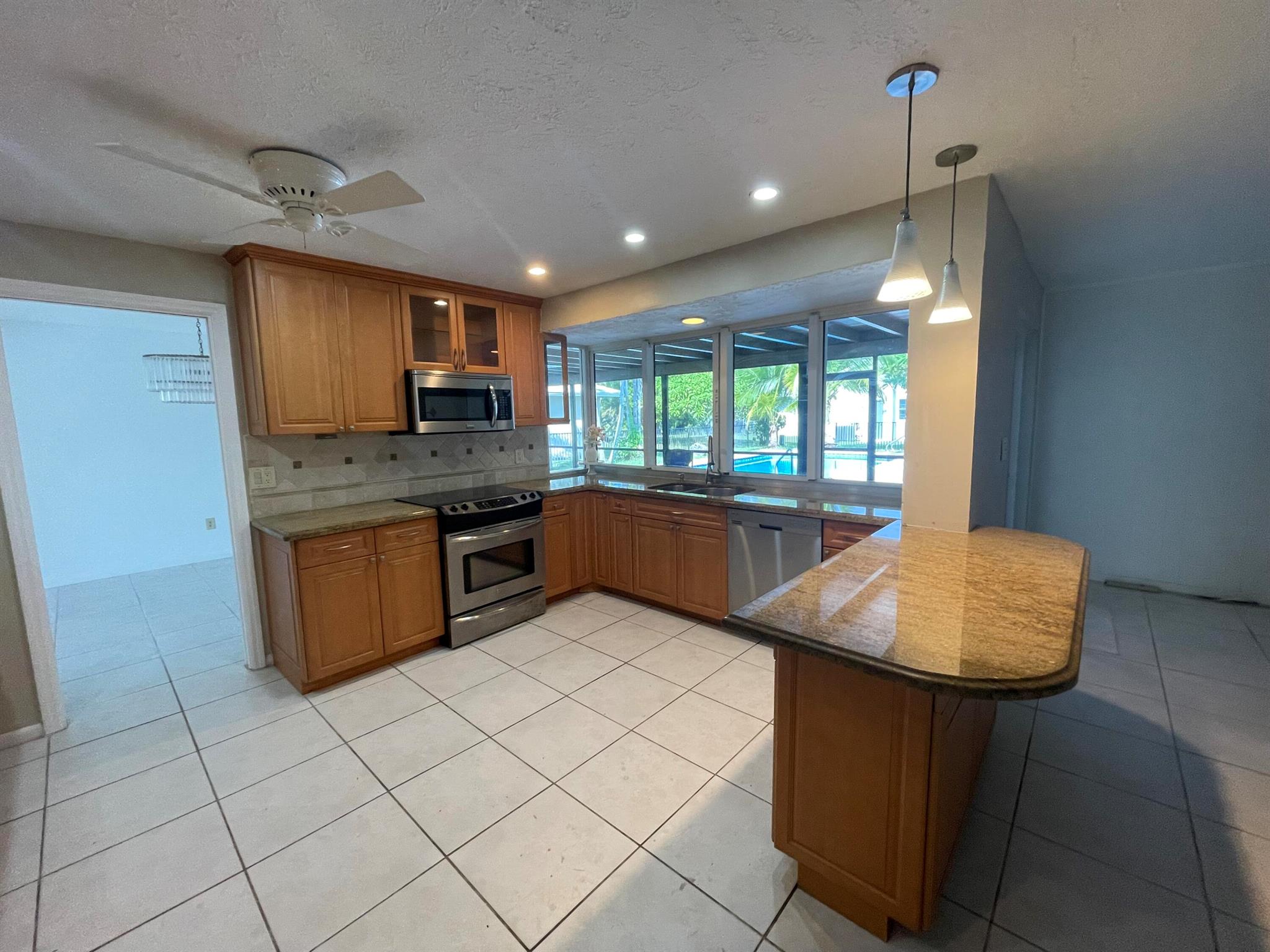 1880 NW 83rd Drive, Coral Springs, FL, 33071/$623,000 8 1880 NW 83rd Drive
