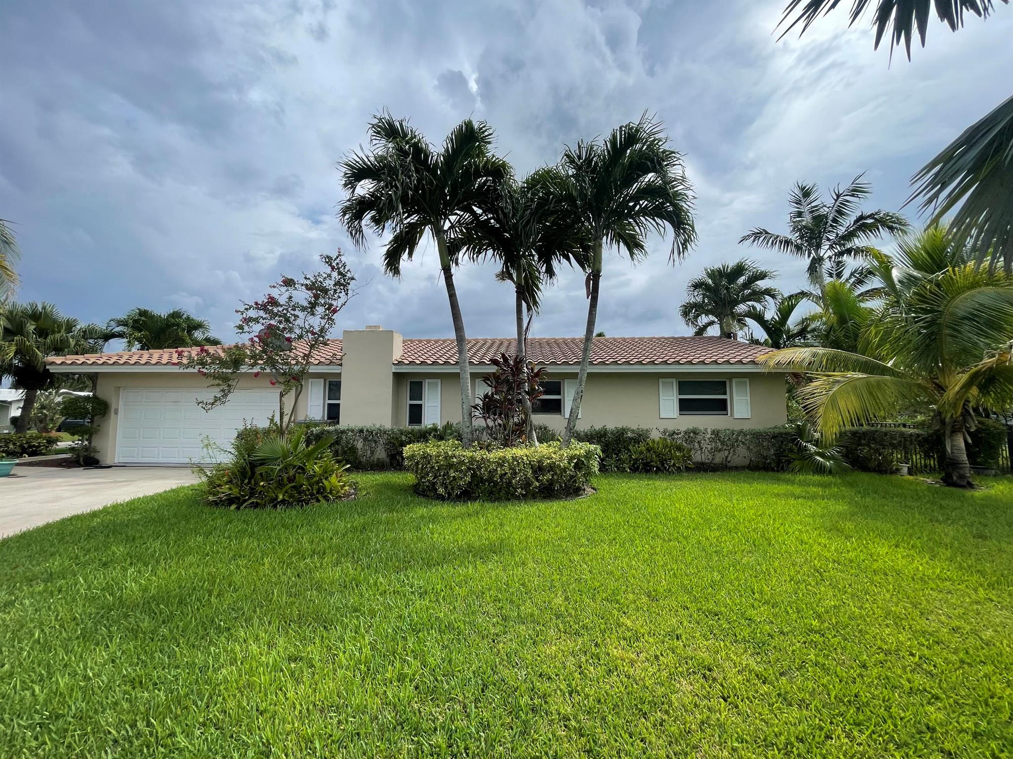 1880 NW 83rd Drive, Coral Springs, FL, 33071/$623,000 7 1880 NW 83rd Drive