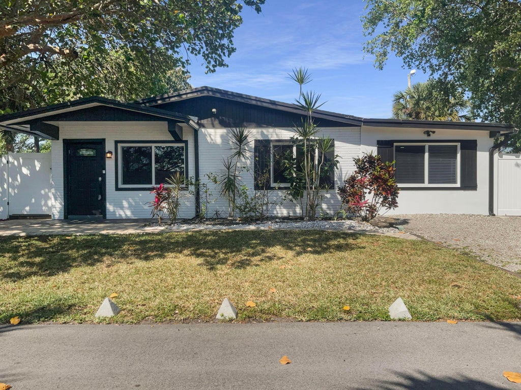 Photo of 3233 SW 14th Avenue, Fort Lauderdale, FL 33315 (MLS # R11072815)