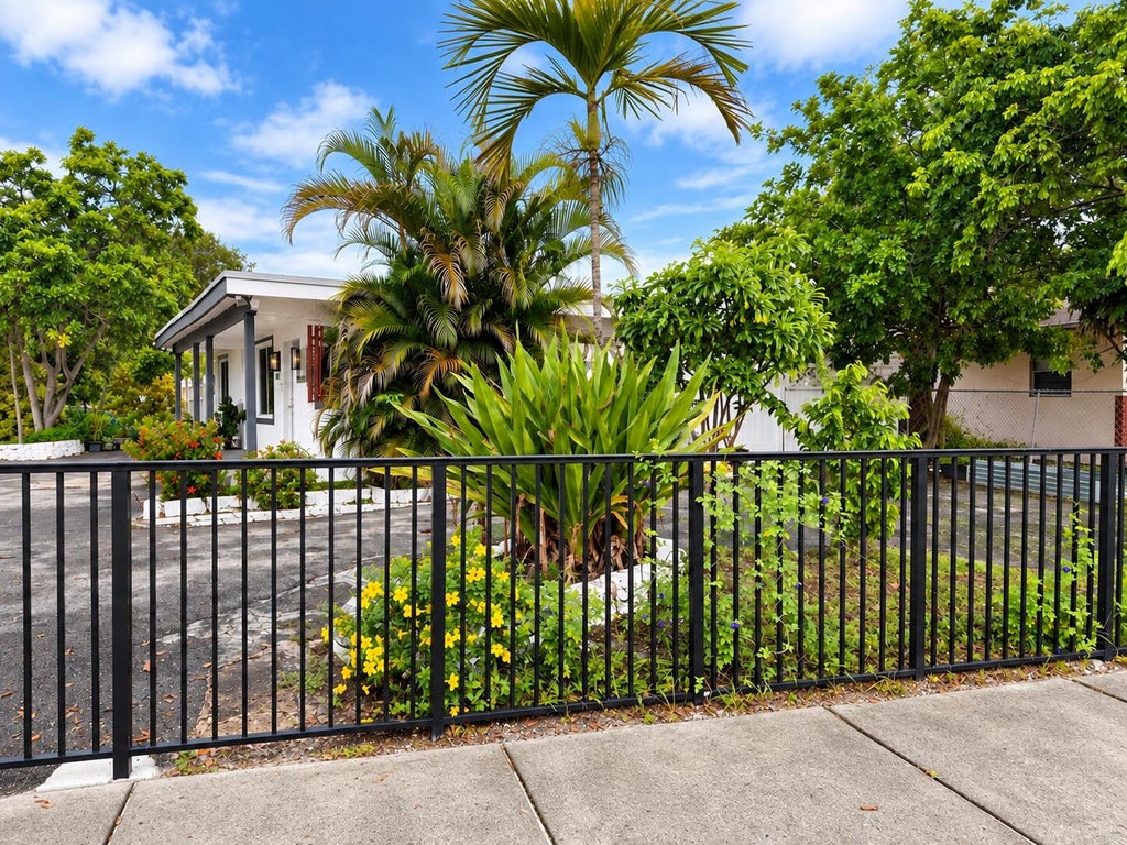 Photo of 4401 SW 21st Street, Fort Lauderdale, FL 33317 (MLS # B26080863)