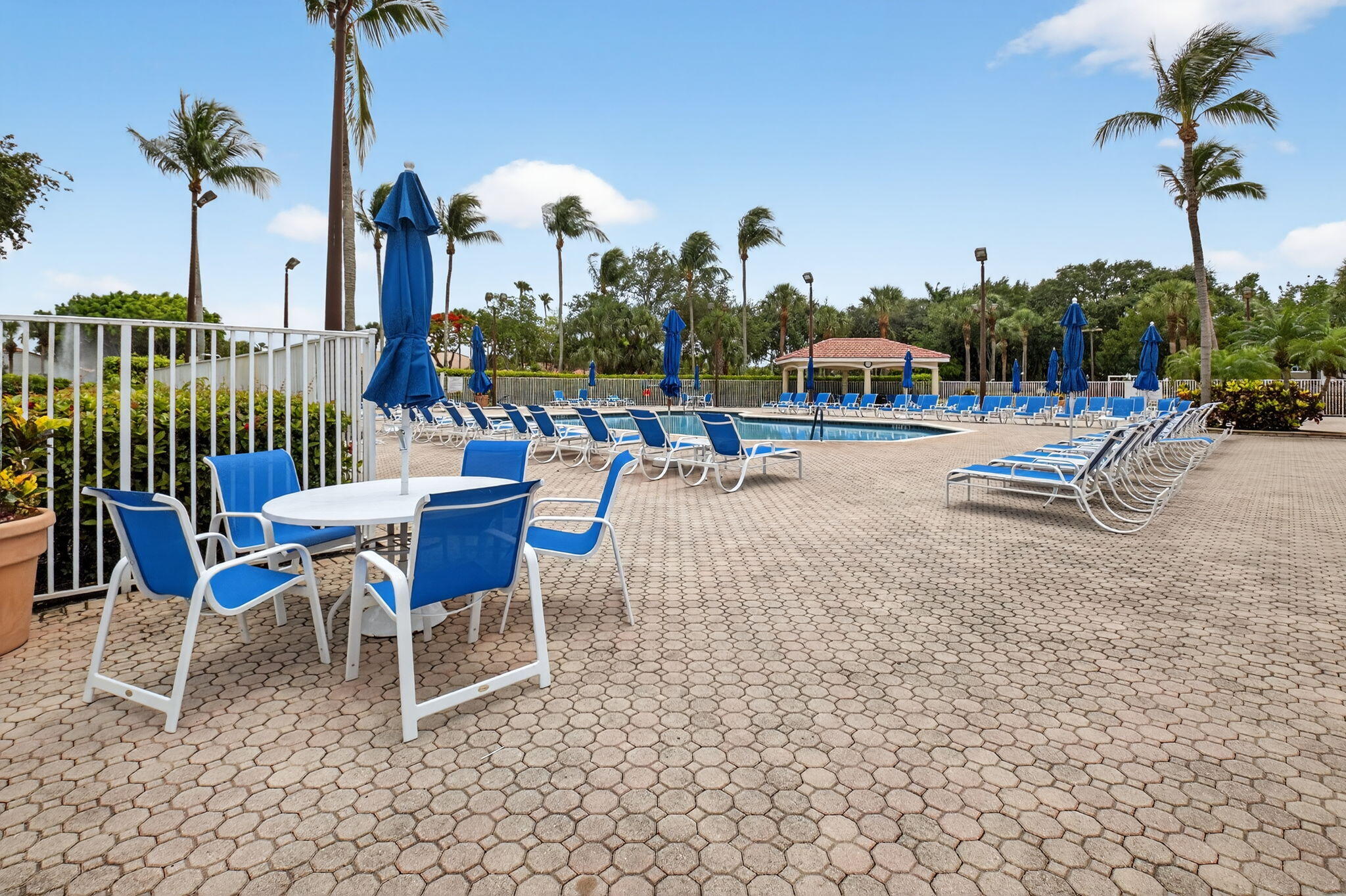 FLORAL LAKES - Residential