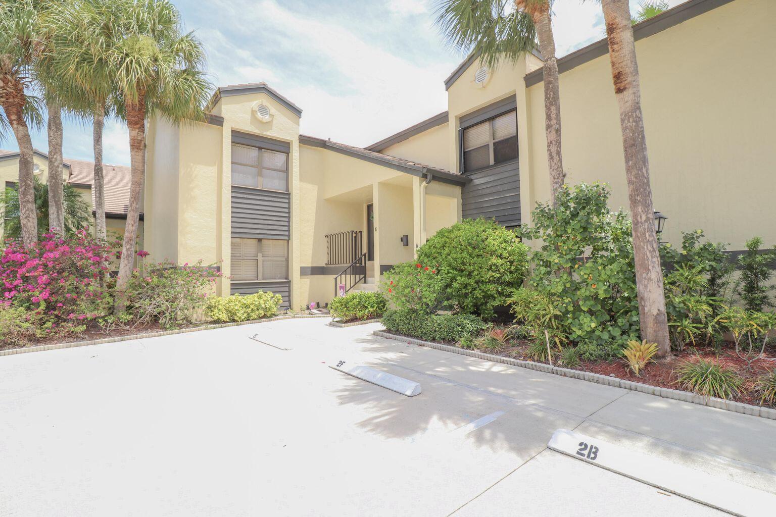 Move-in ready 2 bedroom plus a den/3rd bedroom condo in the heart of Palm City. This property features a split floor plan, walk-in closets and a large back patio over looking the golf course.