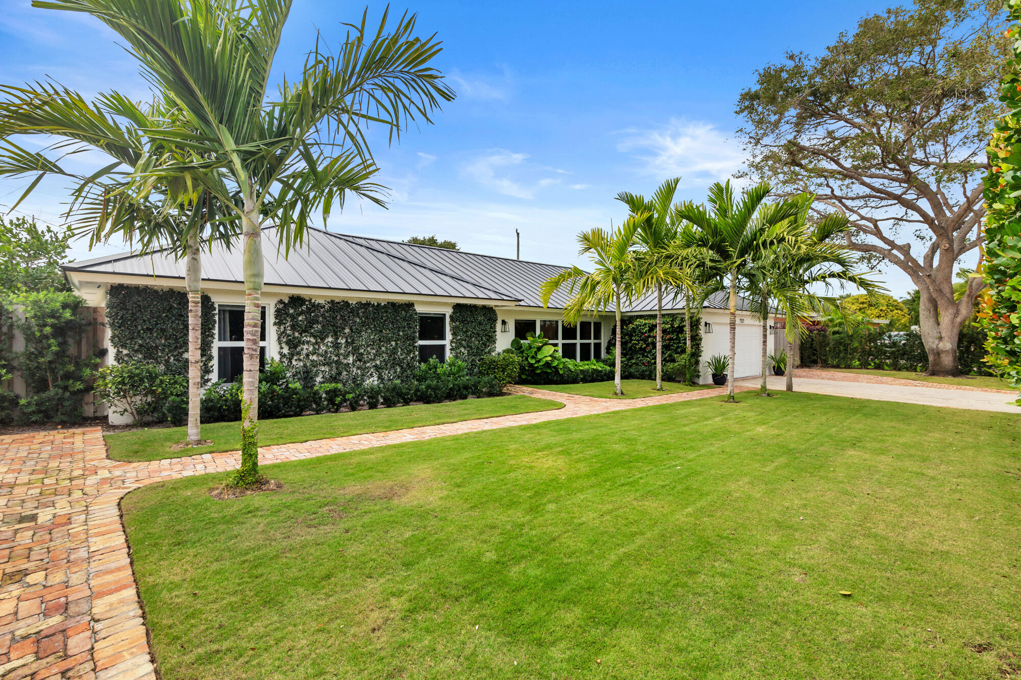 7521 Edgewater Circle