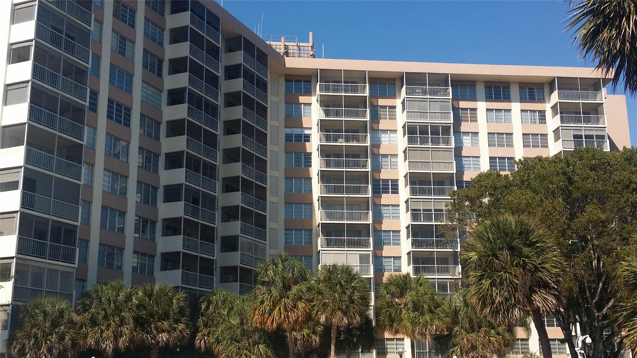 Beautiful 1 Bed / 1.5 Bath Condo for rent in the Country Club Tower, a 55+ Community.
Partially furnished and filled with natural light, this spacious condo features laminate flooring throughout the bedroom and updated white cabinetry in both the kitchen and bathrooms. The kitchen is equipped with stainless steel appliances, and the unit is move-in ready.
Located in the heart of Coral Springs, the Country Club Tower offers 24-hour lobby attendance, a pool, tennis courts, extra storage, and more. Basic cable and internet are included in the rent.
Please note: No pets allowed.