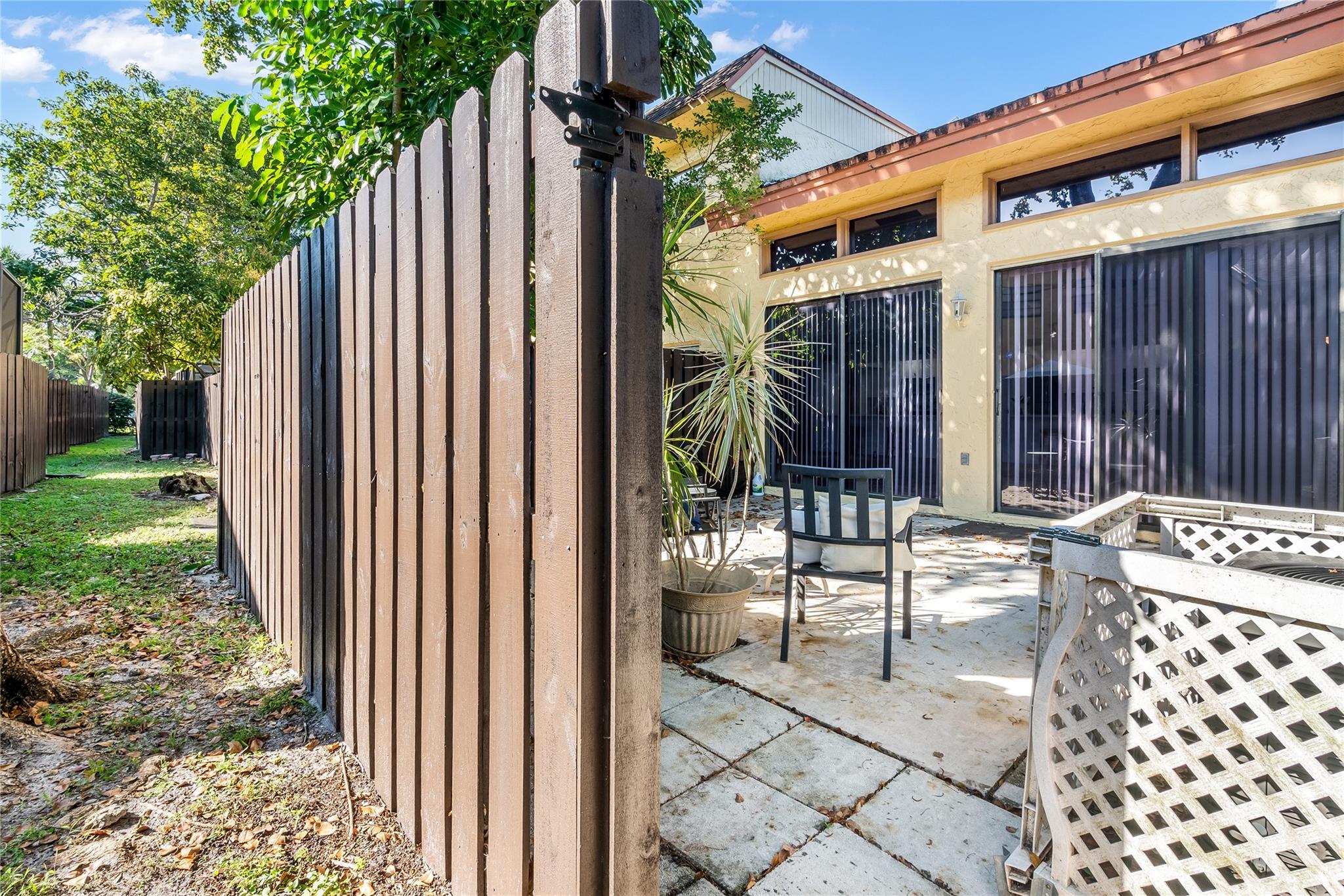 VILLAS OF PLANTATION - Residential Lease