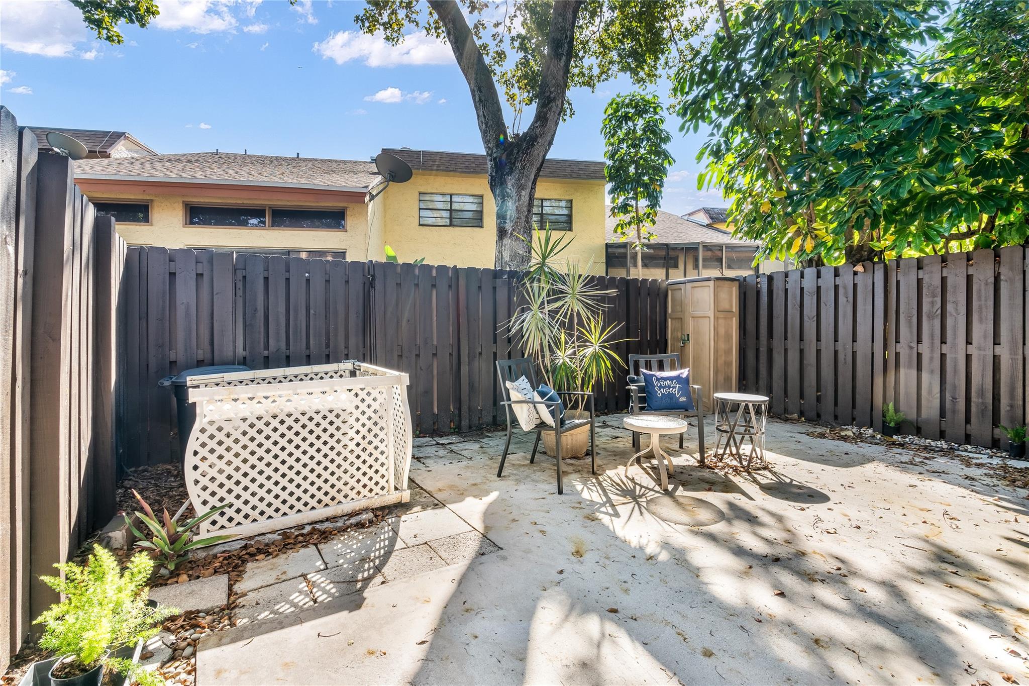 VILLAS OF PLANTATION - Residential Lease