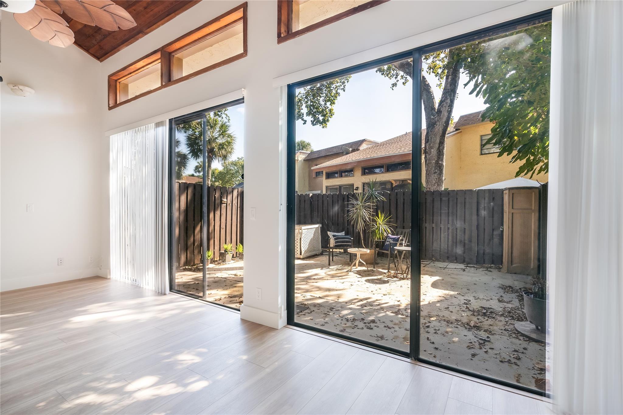 VILLAS OF PLANTATION - Residential Lease