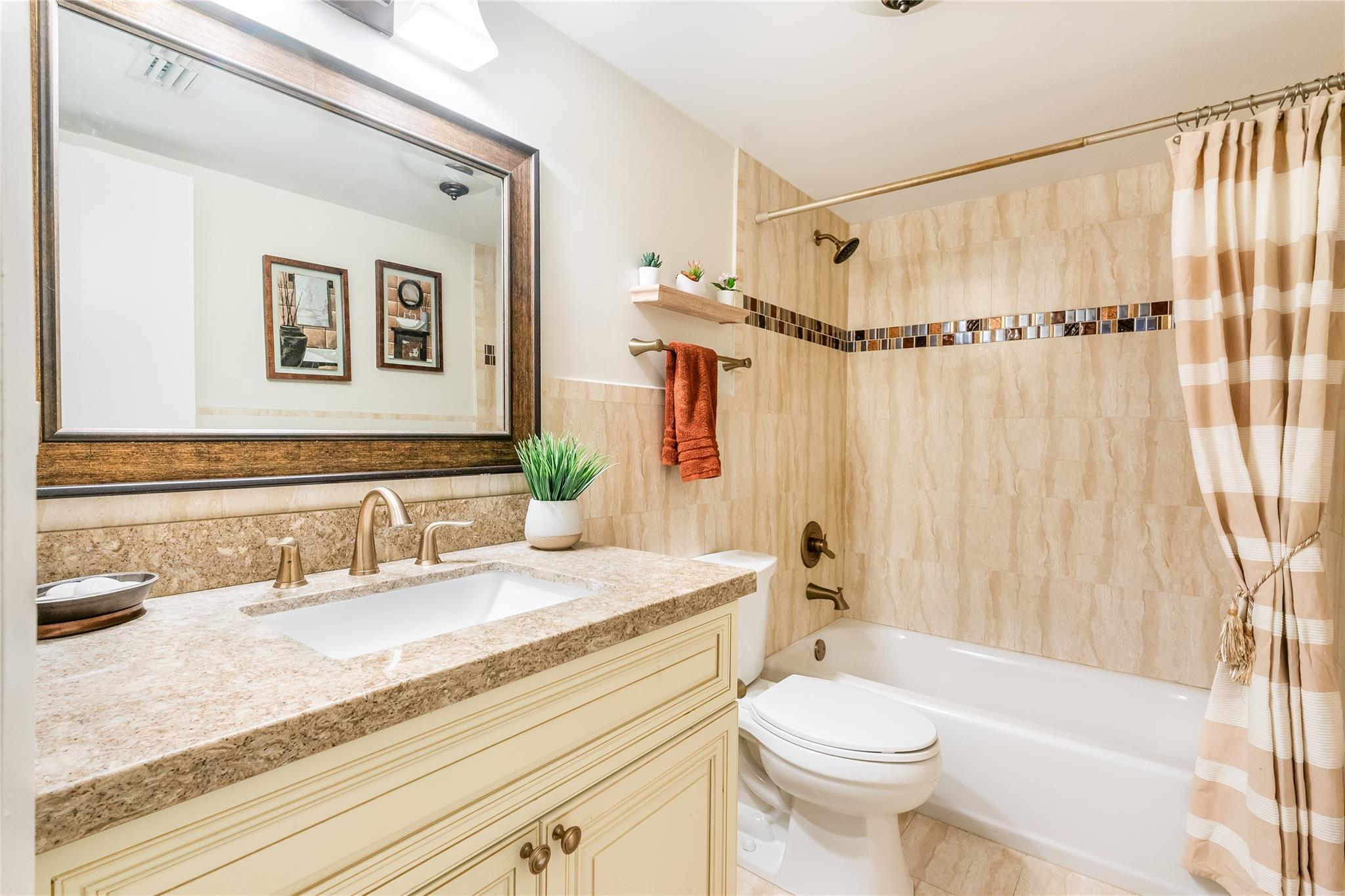 VILLAS OF PLANTATION - Residential Lease