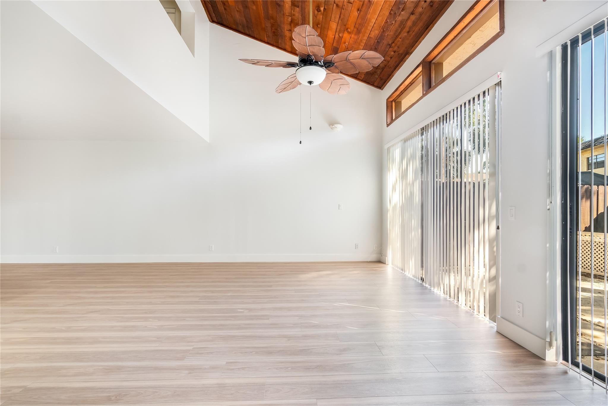 VILLAS OF PLANTATION - Residential Lease