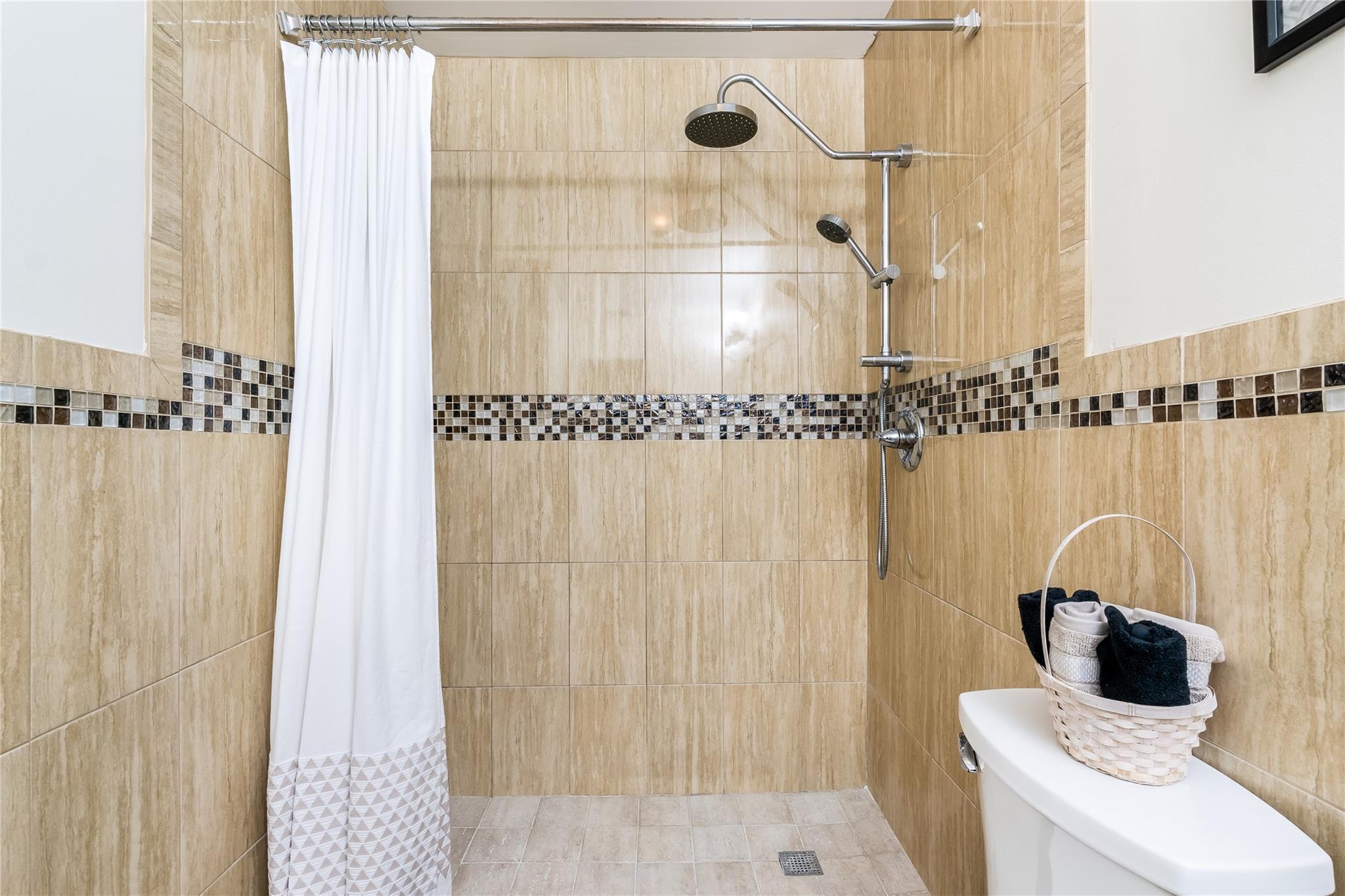 VILLAS OF PLANTATION - Residential Lease