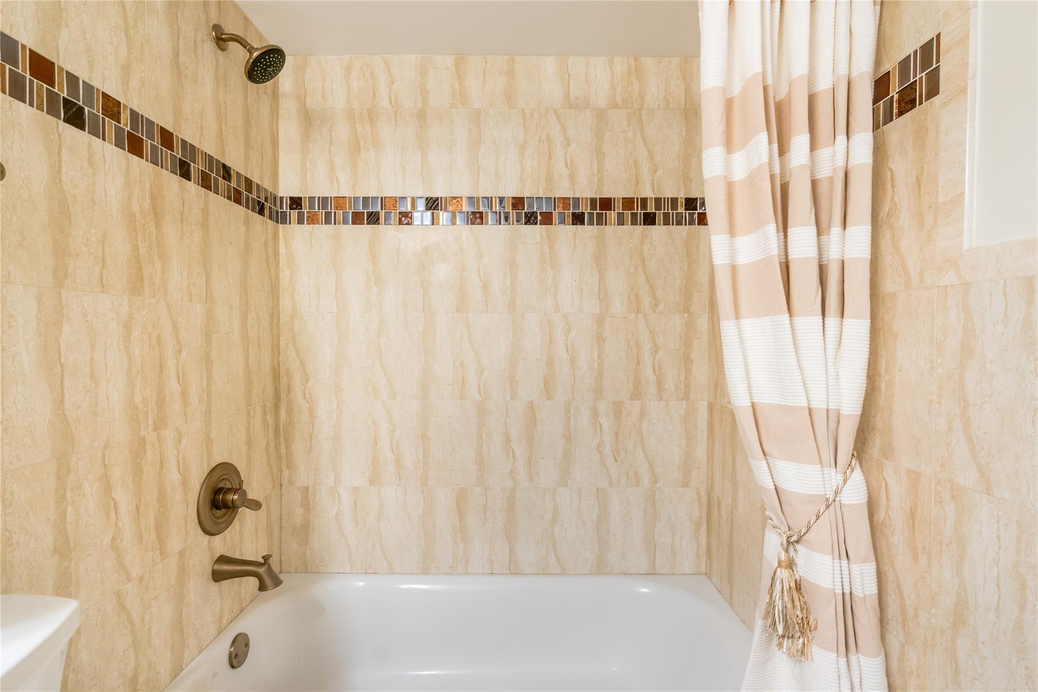 VILLAS OF PLANTATION - Residential Lease