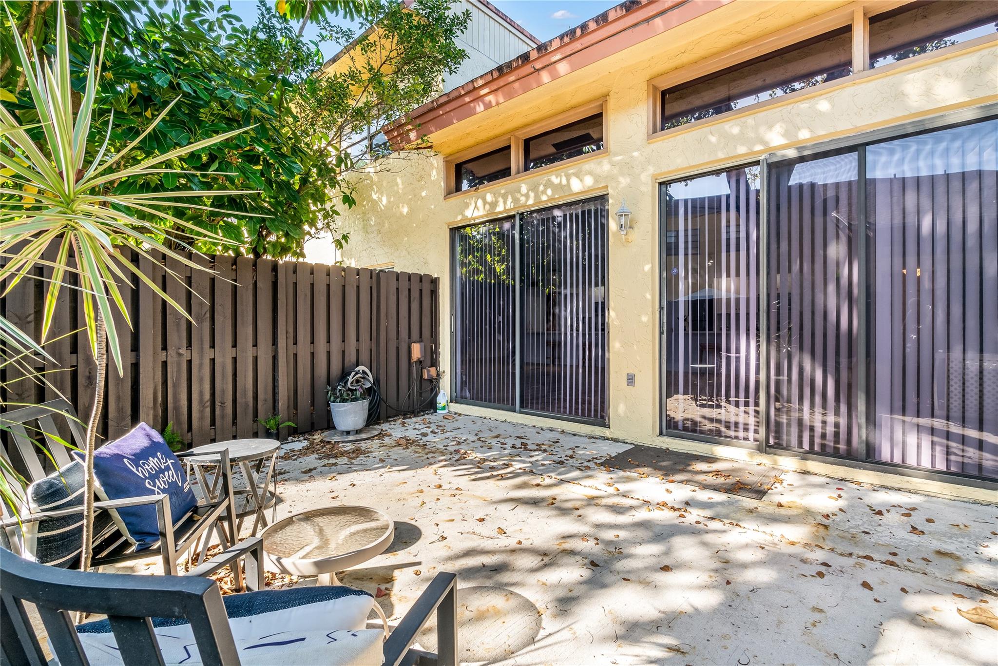 VILLAS OF PLANTATION - Residential Lease