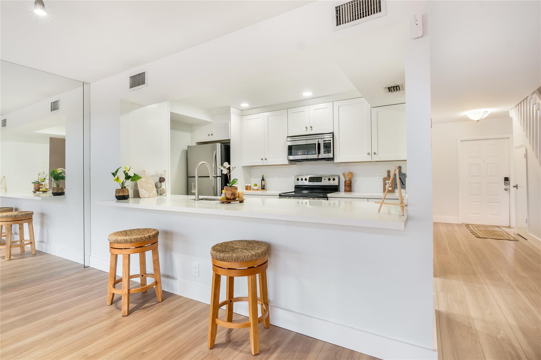 VILLAS OF PLANTATION - Residential Lease