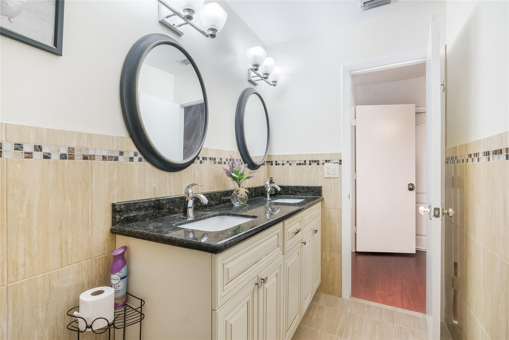 VILLAS OF PLANTATION - Residential Lease