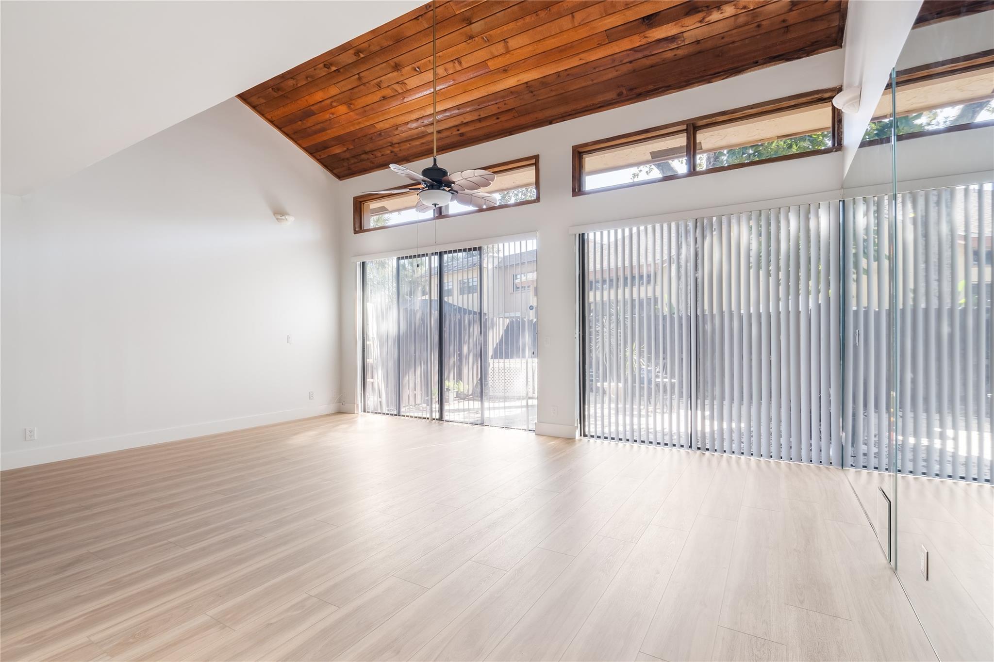 VILLAS OF PLANTATION - Residential Lease