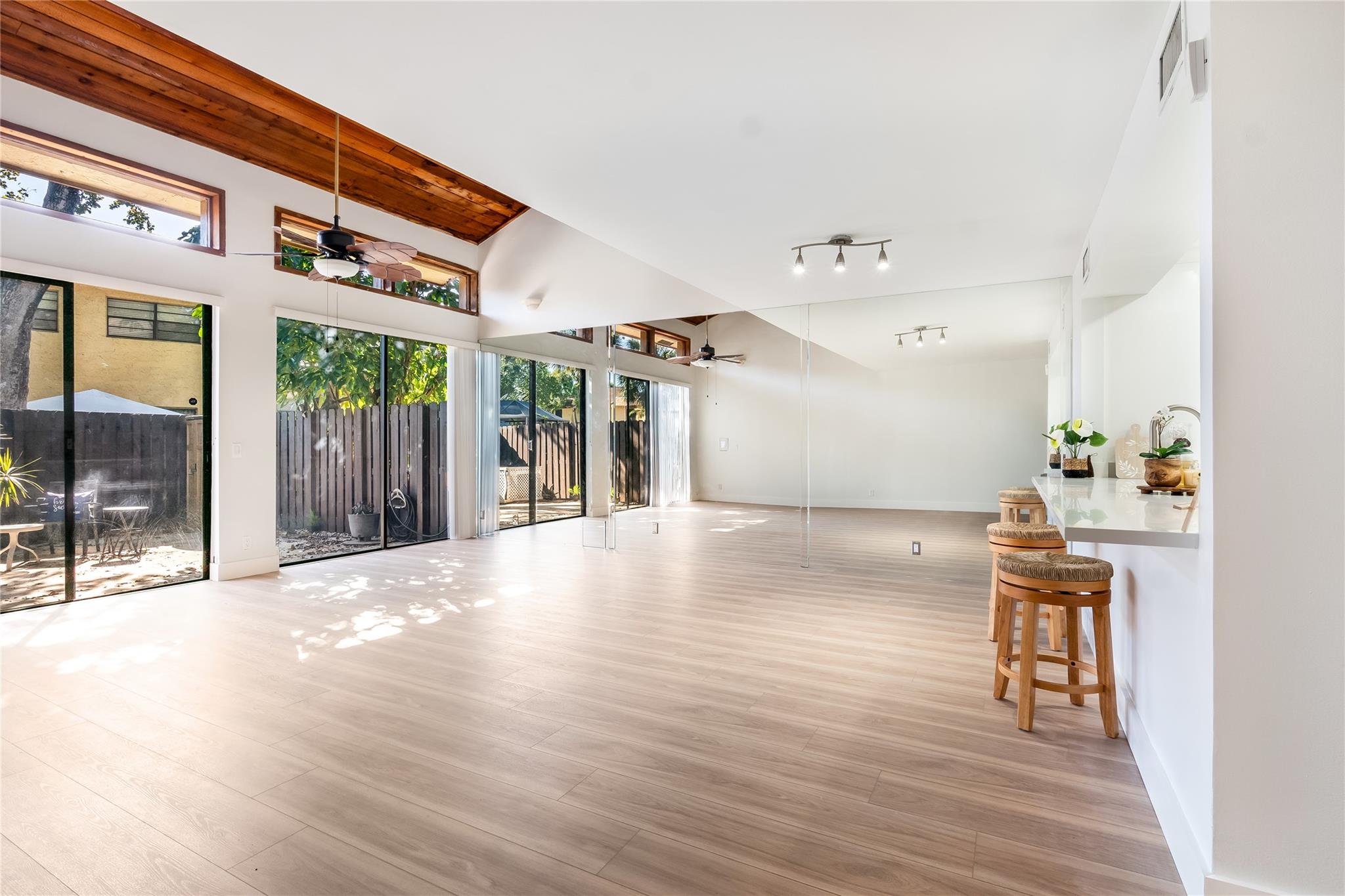 VILLAS OF PLANTATION - Residential Lease