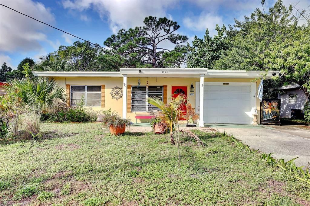 Photo of 1903 S 8th Street, Fort Pierce, FL 34950 (MLS # R10761329)