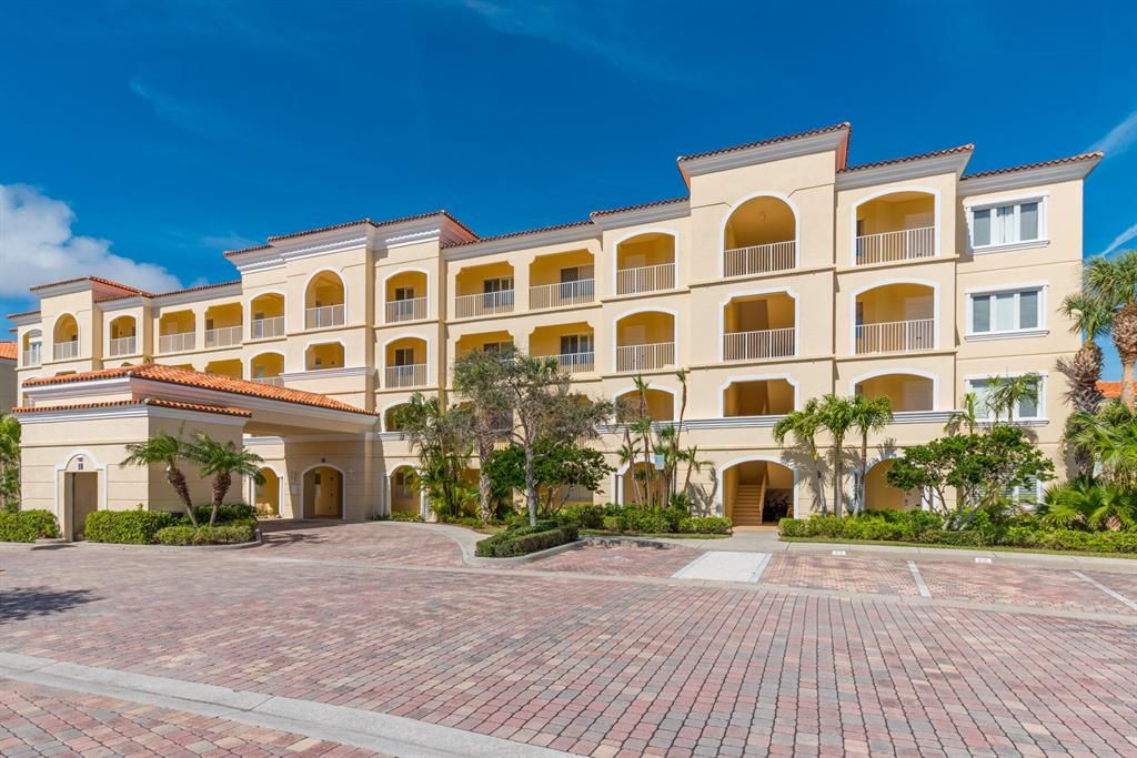 Photo of 18 Harbour Isle Drive Dr #Ph04, Fort Pierce, FL 34949 (MLS # R10687512)