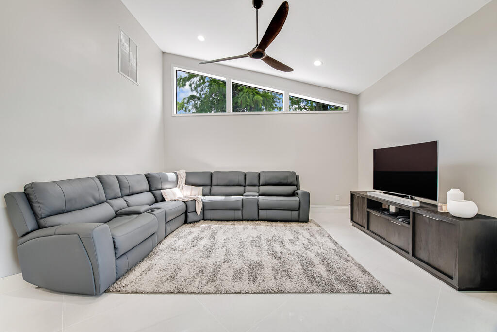 GREENVIEW SHORES 2 OF WELLINGTON - Residential