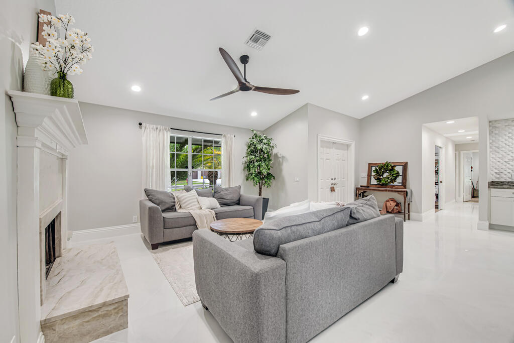 GREENVIEW SHORES 2 OF WELLINGTON - Residential