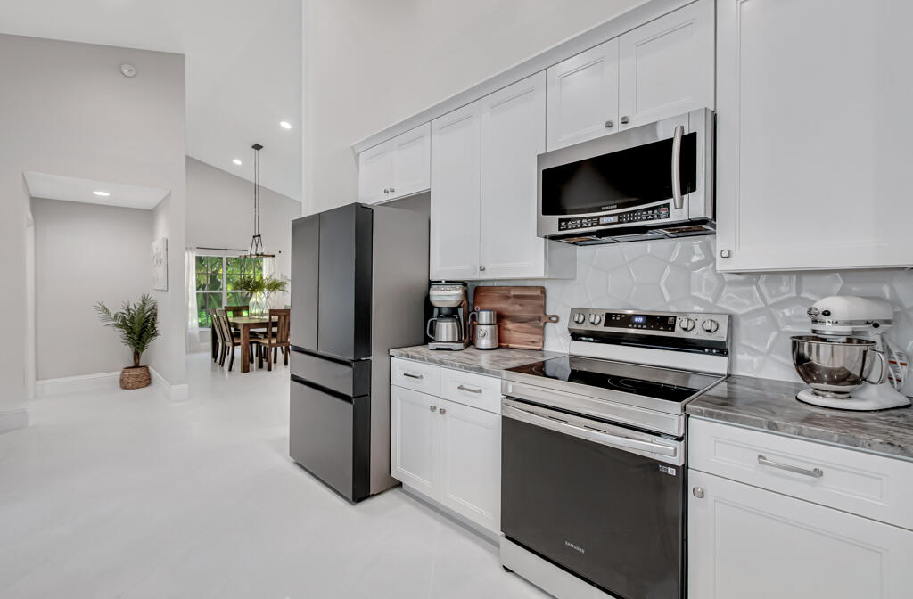 GREENVIEW SHORES 2 OF WELLINGTON - Residential