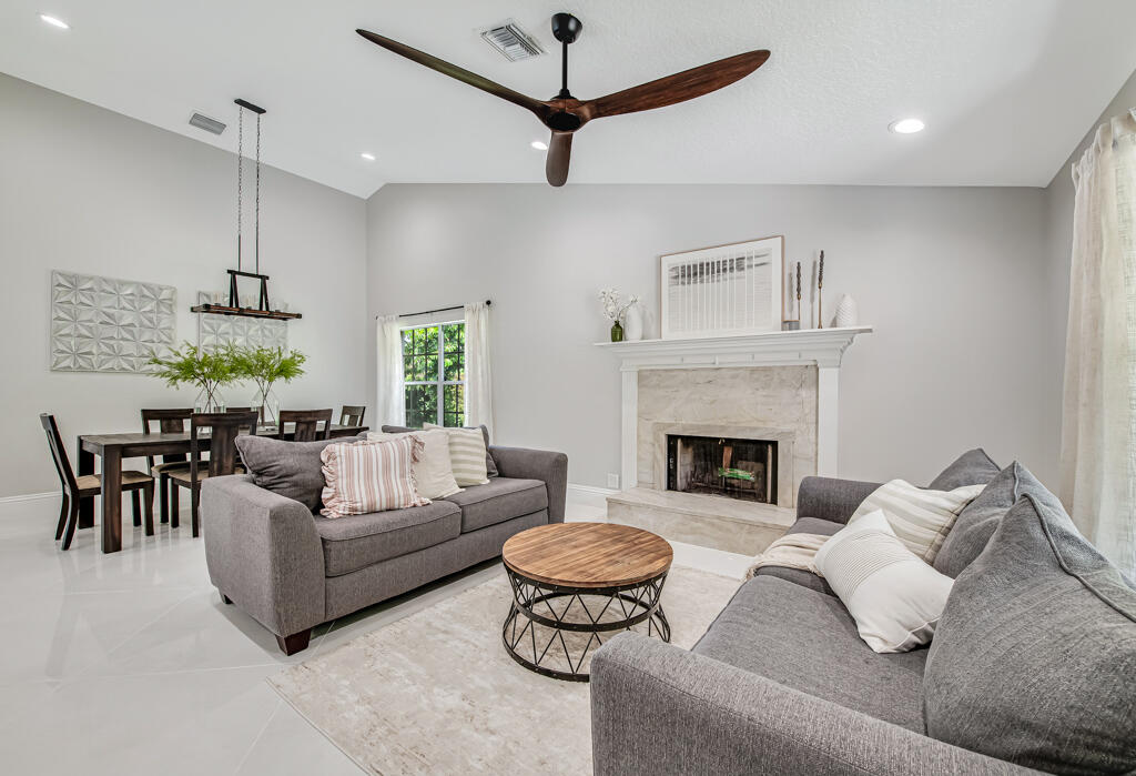 GREENVIEW SHORES 2 OF WELLINGTON - Residential