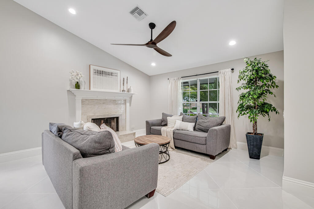 GREENVIEW SHORES 2 OF WELLINGTON - Residential