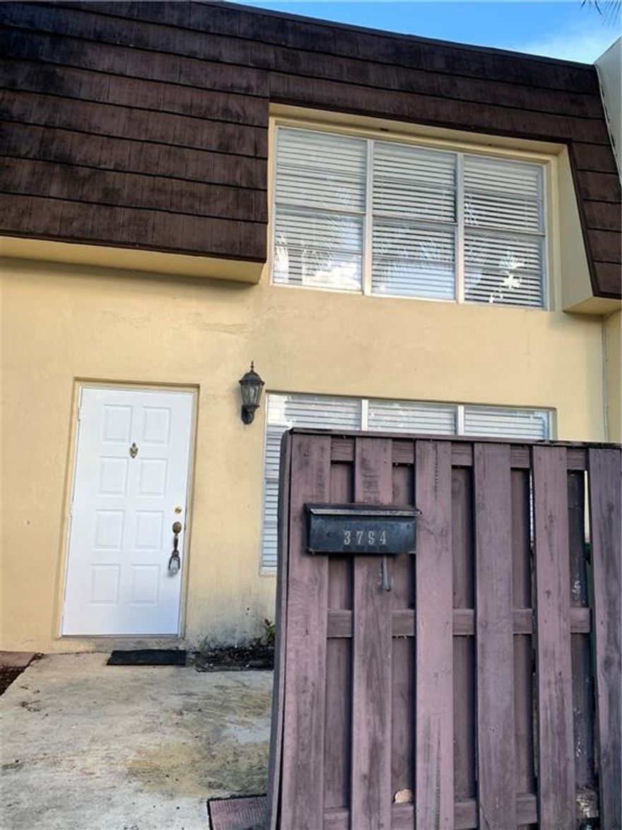New Renovated 3 Bedrooms/ 2 1/2 Bath Townhome. Move in Ready. New A/C , Stove, Hot Water Heater, Fridge, 8/2022. All Stainless Steel appliances Stay. 10 minutes to all Universities Colleges, Restaurant, Shopping. Lower HOA fees. New Renovated 3 Bedrooms/ 2 1/2 Bath Townhome. Move in Ready. New A/C , Stove, Hot Water Heater, Fridge, 8/2022. All Stainless Steel appliances Stay. 10 minutes to all Universities Colleges, Restaurant, Shopping. Lower HOA fees.