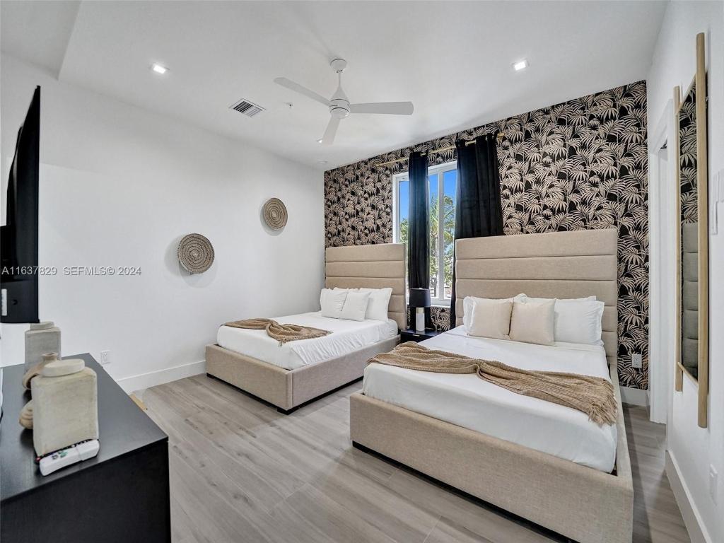 THE ENCLAVE AT LAKE RIDGE - Residential Lease