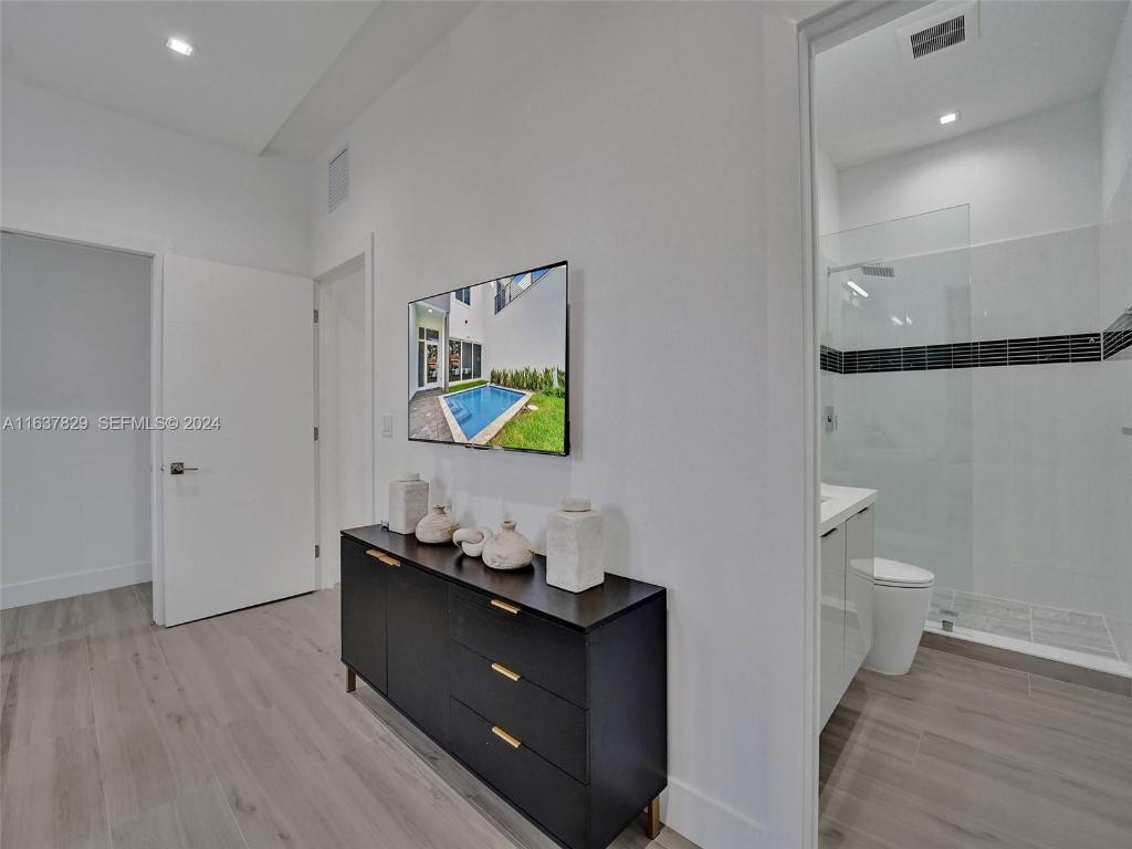 THE ENCLAVE AT LAKE RIDGE - Residential Lease