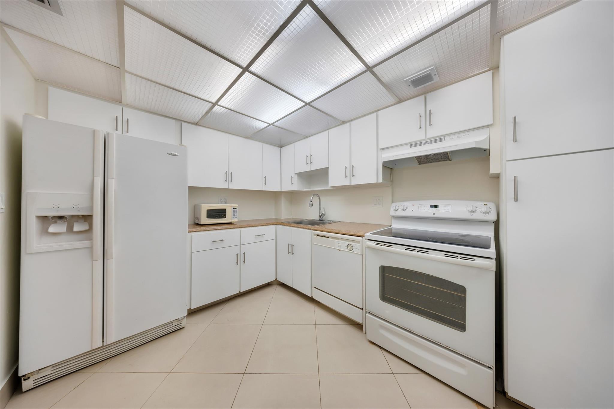 2850 N Palm Aire Dr 104