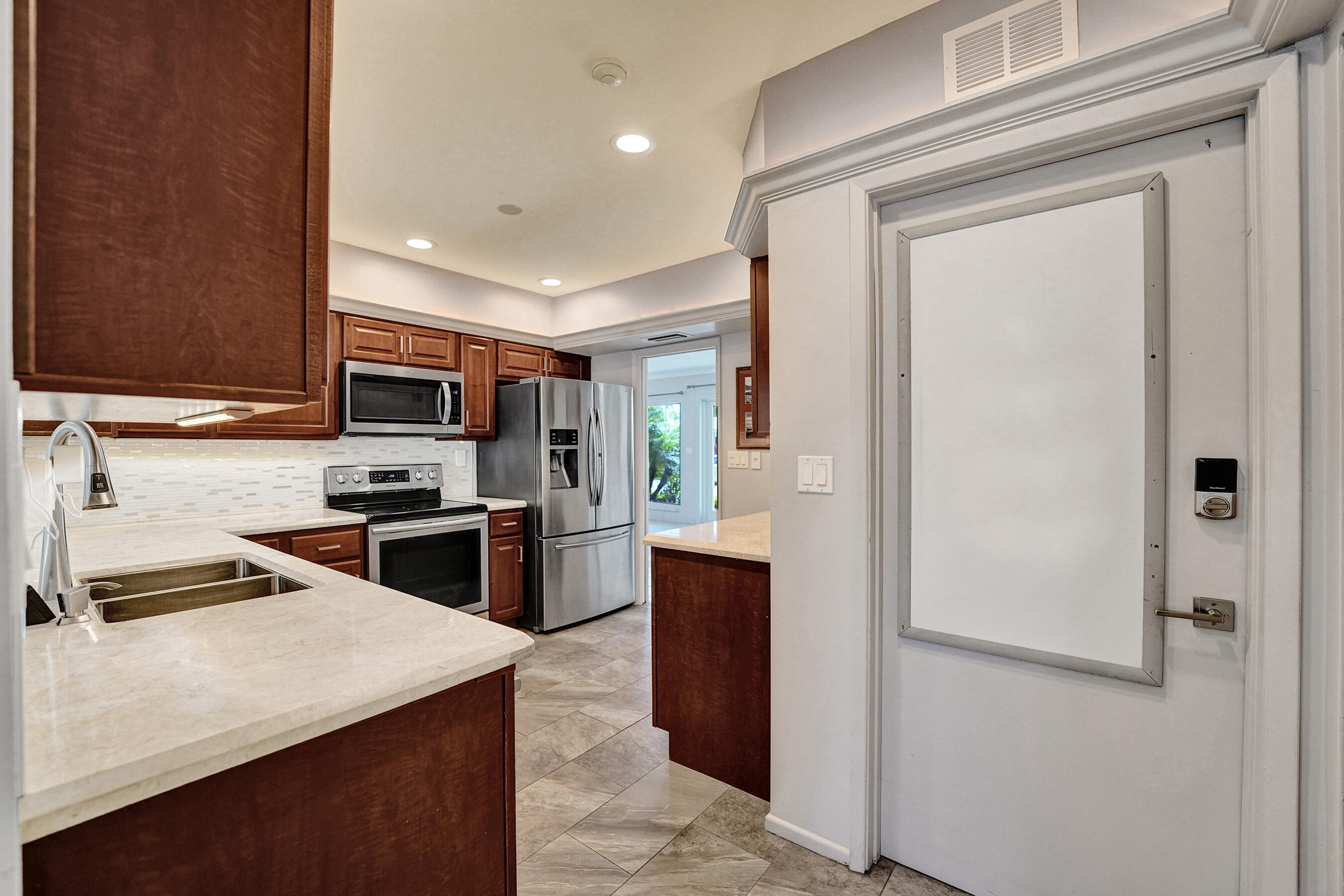 PALM YACHT & BEACH CLUB - Residential