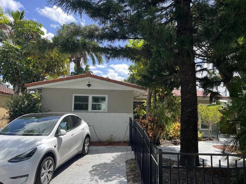 Photo of 1042 Tyler St, Hollywood, FL 33019 (MLS # F10532274)