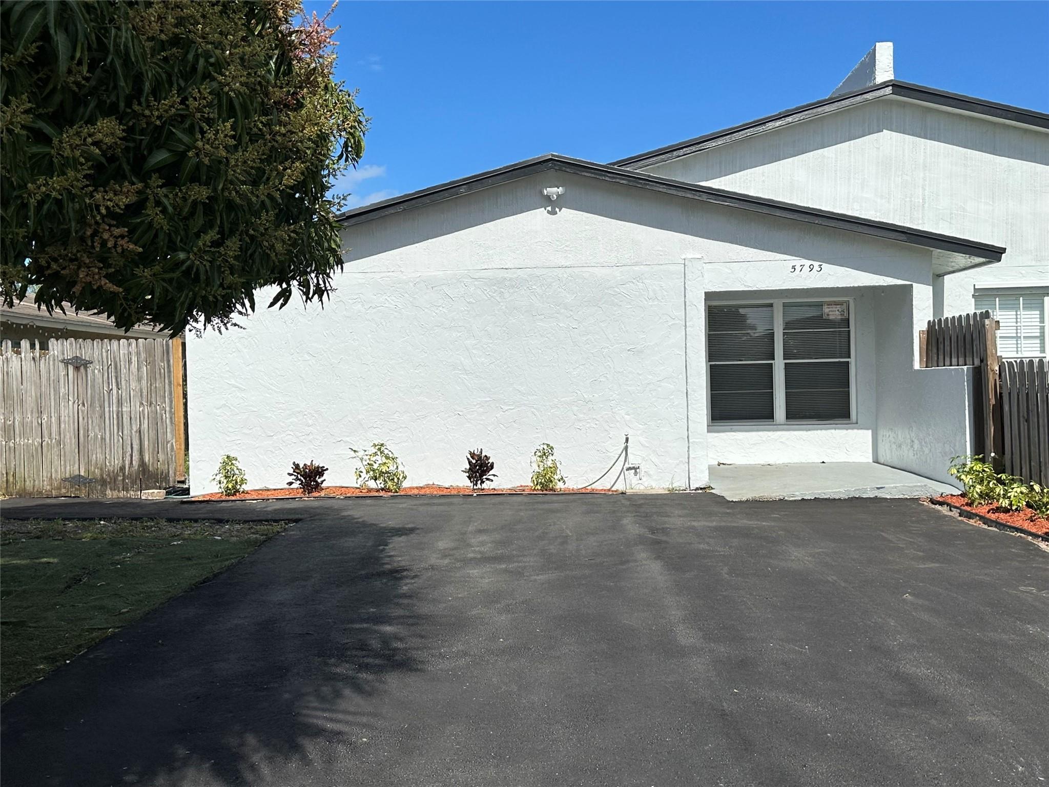 This spacious 4/2 has been completely updated to accommodate today's lifestyle! Beautifully appointed with a fully renovated kitchen, updated bathrooms and space for you to entertain & enjoy! Great location, quiet street, close to shopping and main roads. Bring your toothbrush and move in!!