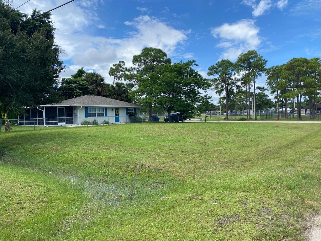 Photo of 1206 17th Avenue SW, Vero Beach, FL 32962 (MLS # R11163876)