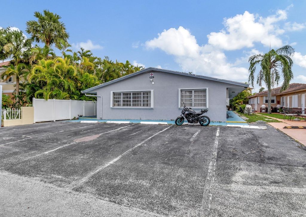 Photo of 1938 NE 7th St #1, Deerfield Beach, FL 33441 (MLS # F10452600)