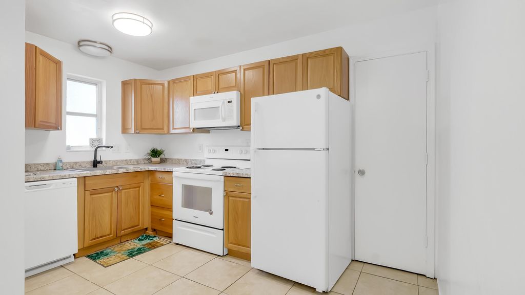 Photo of 711 SE 15th Street #5, Fort Lauderdale, FL 33316 (MLS # B26017108)