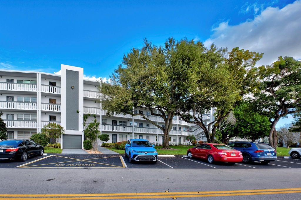 Photo of 3076 Newport Q #3076, Deerfield Beach, FL 33442 (MLS # R11147087)