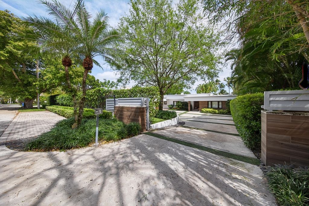 Photo of 420 SE 17th Avenue, Fort Lauderdale, FL 33301 (MLS # B26005927)